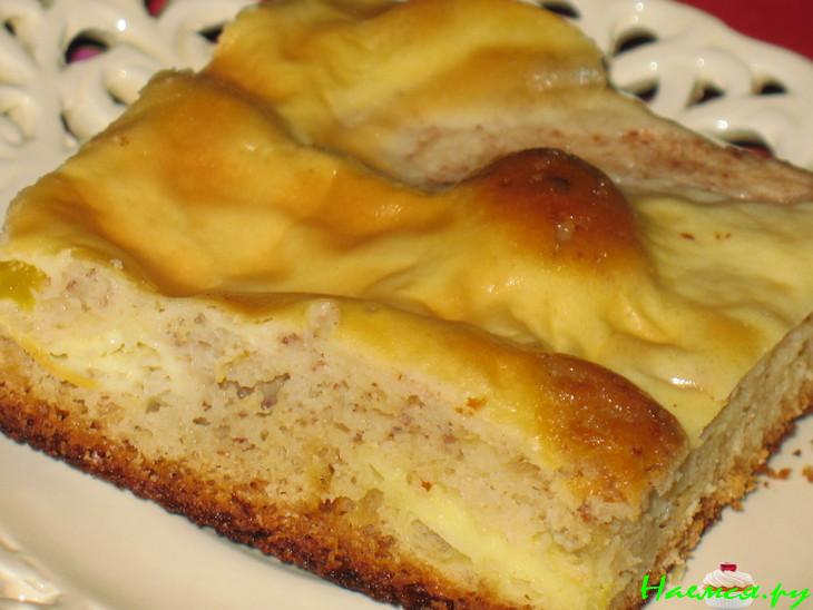 Миндальный бисквит с персиком и яблоками под сметанной заливкой