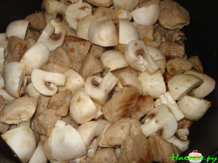 Мясо в сырном соусе