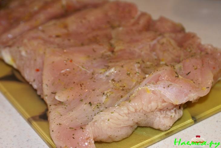 Рулет из индейки с чесноком и свекольными листьями