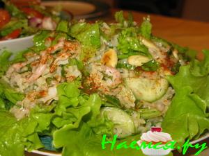 Рисовый салат с креветками и миндалем