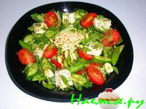 Салат с рукколой, фетой и мятой