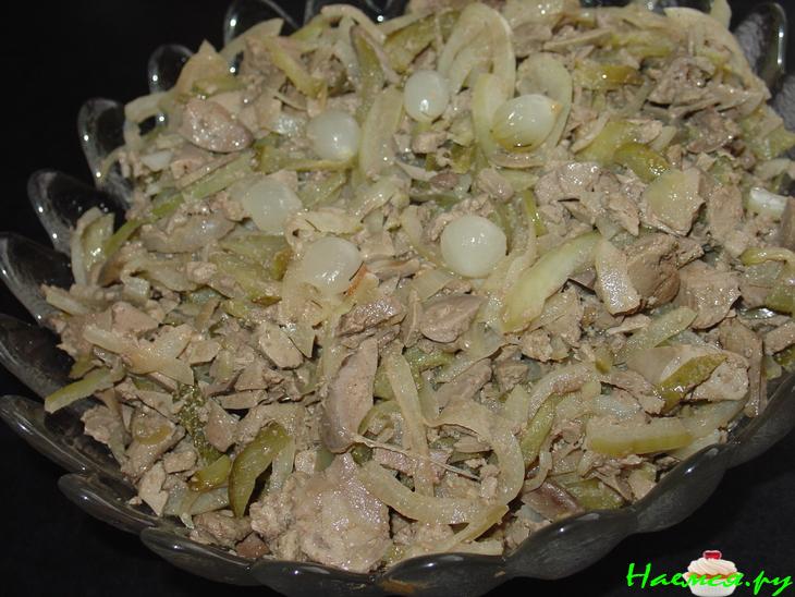 Салат из печени с корнишонами