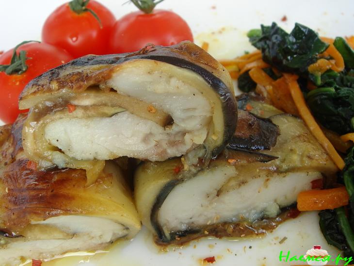 Рулет из белой рыбы в баклажане с гарниром из шпината