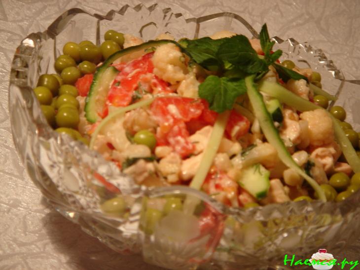 Салат из цветной капусты с куриной грудкой