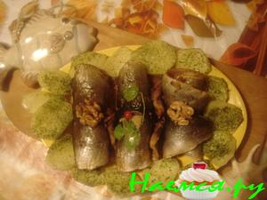 Запеченные рулетики из свежей сельди с брусникой