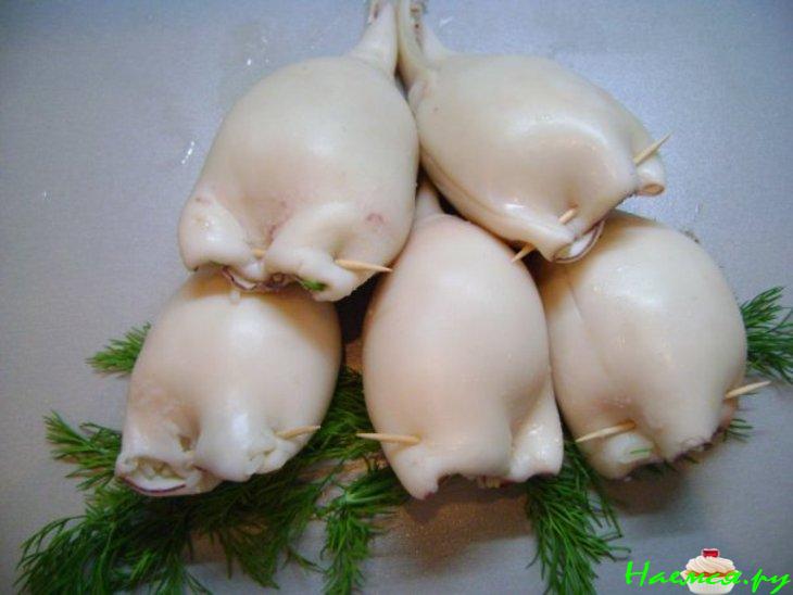 Фаршированные кальмары рисом и яйцами с крабовыми палочками