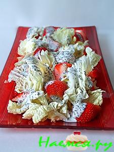 Фруктовый салат с маковым соусом