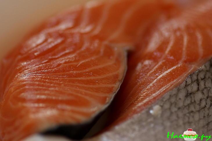 Сёмга маринованная под соусом с кедровыми орешками