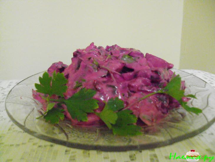 Салат из свеклы с йогуртовым соусом