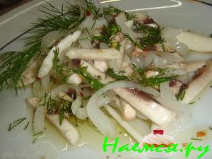 Салат из шампиньонов с белым луком