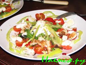 Овощной салат с тунцом и перепелиными яйцами