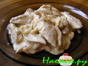 Куриные грудки в луково-сырном соусе Куриные грудки в луково-сырном соусе