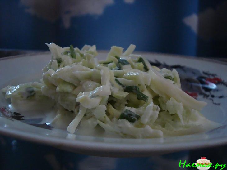 Капустный салатик с редькой в сметане