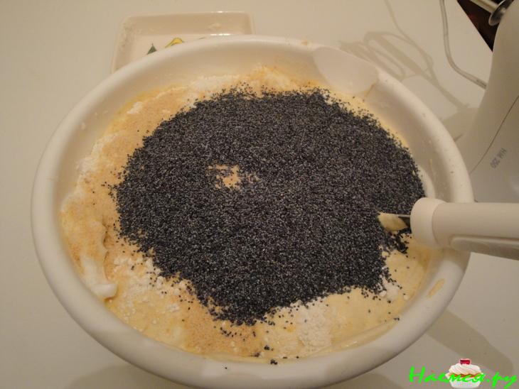 Маковый бисквит с орешками