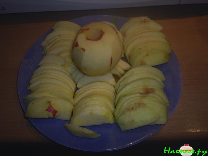 Пирог с яблоками и орехами