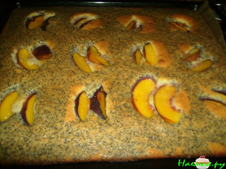 Маковый пирог с персиками