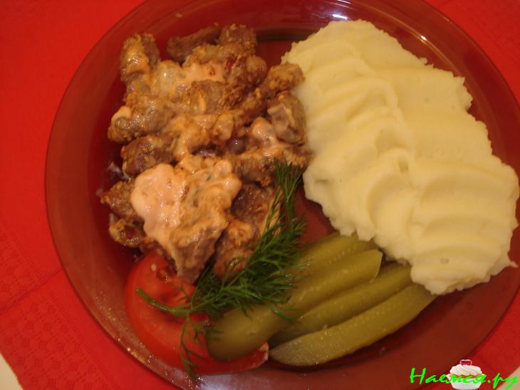 Мясо жареное с кунжутом с соусом по-французски