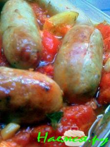 Помидоры печеные с куриными колбасками, перцем и пряными травами