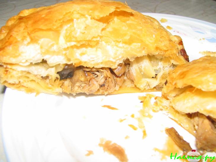 Свинина в слоеном тесте