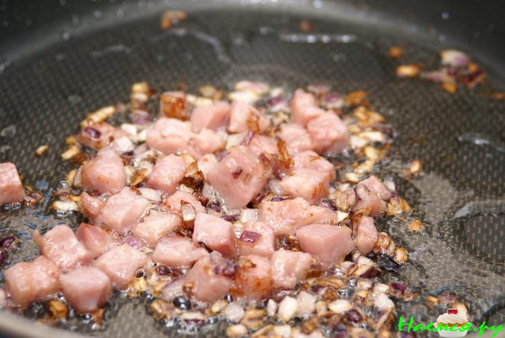 Омлет с ветчиной, луком, сыром и помидорами