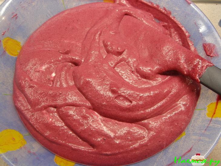 Миндальный торт с муссом из черной смородины Миндальный торт с муссом из черной смородины