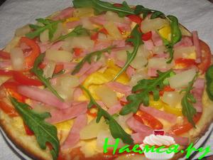 Пицца с ананасом и руколой