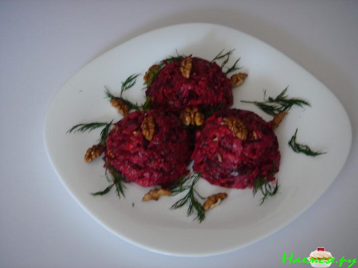 Салат из свеклы под сырно-грибным соусом