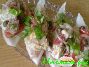 Лодочки из пекинской капусты с салатом из тунца Лодочки из пекинской капусты с салатом из тунца