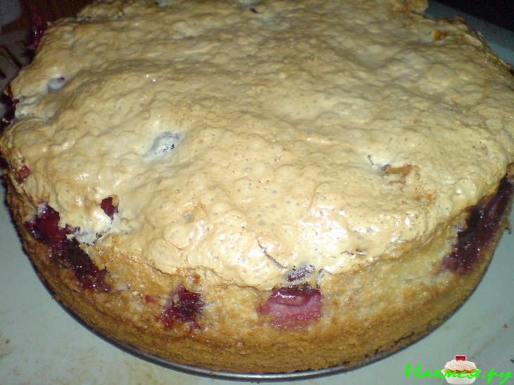 Пирог с вишней и безе