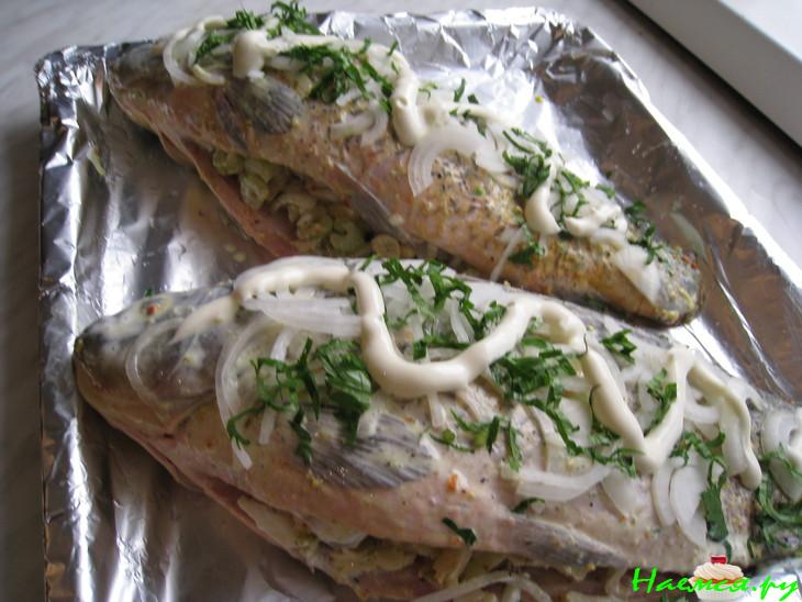 Сазан запеченный с грибами и сельдереем