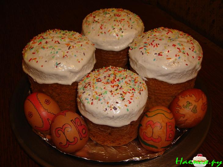 Кулич на свежих дрожжах с изюмом и ванилью Кулич на свежих дрожжах с изюмом и ванилью