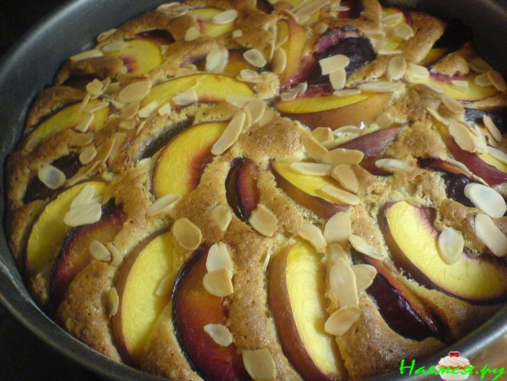 Ореховый пирог со сливами и персиками