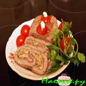 Рулет мясной с грецкими орехами