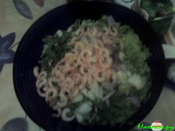 Салат из рукколы, креветок и фезалиса