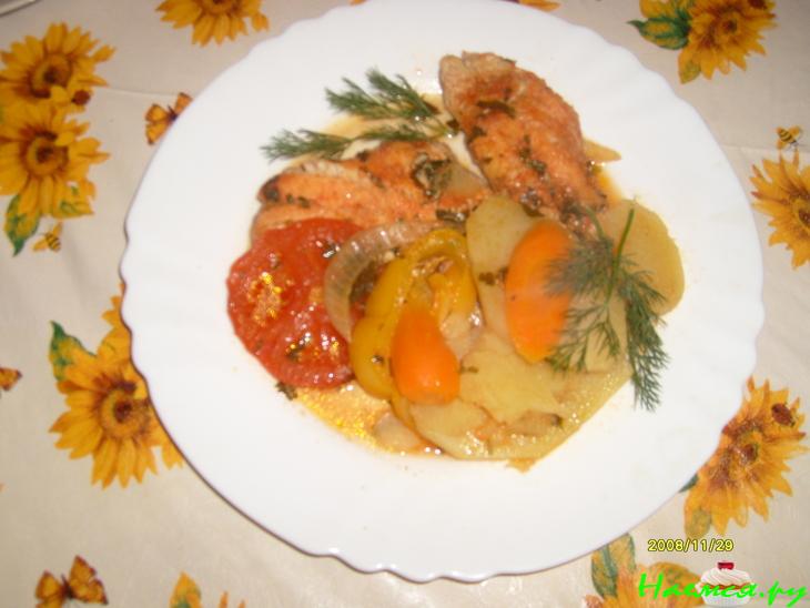 Окунь с овощами в горшочке