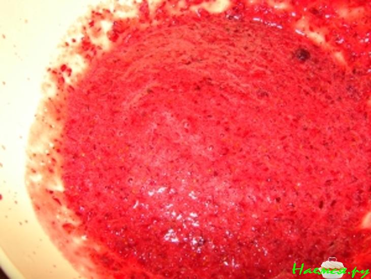 Рулет с клюквой и варёной сгущёнкой