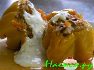 Перец фаршированный рисом и фаршем в сметанно-томатном соусе
