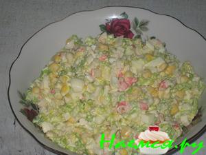 Салат с крабовыми палочками и консервированной кукурузой