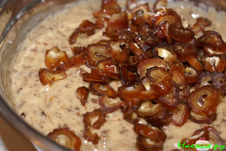 Кекс с бананом, шоколадом, изюмом и финиками