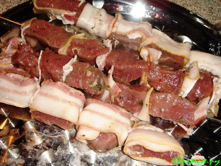 Шашлык из мяса ягненка с беконом