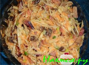 Салат из белокочанной капусты и слив