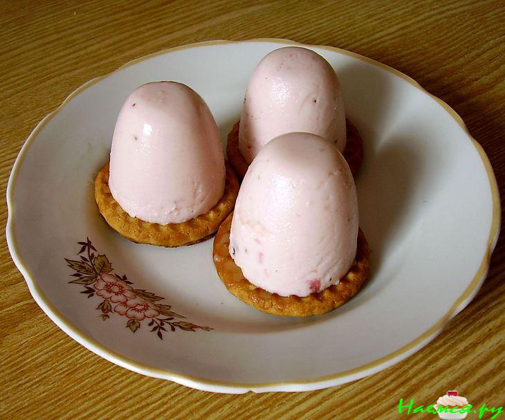 Мини-пирожное с орехами. малиной и шоколадом