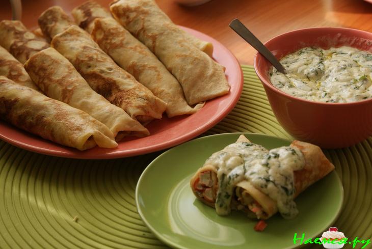 Блинчики с крабовыми палочками под соусом
