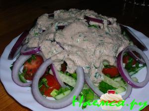 Салат дачный под ореховым соусом