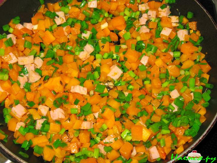 Открытый пирог с тыквой, пеперони и копченым сыром