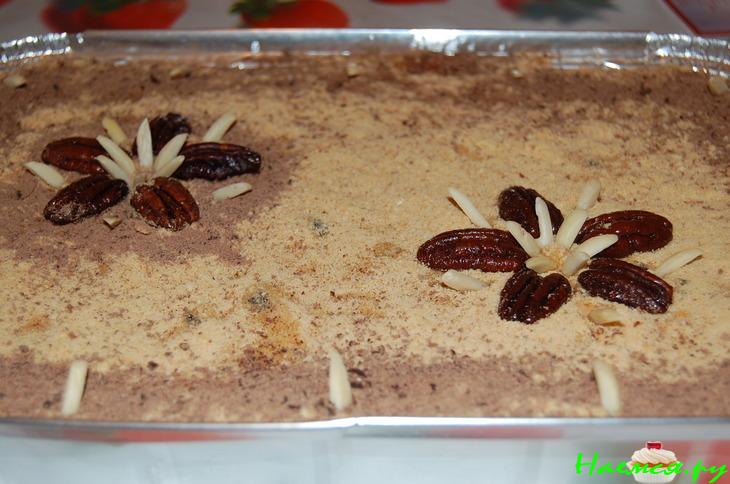 Торт из печенья с творожным кремом с орехами и шоколадом