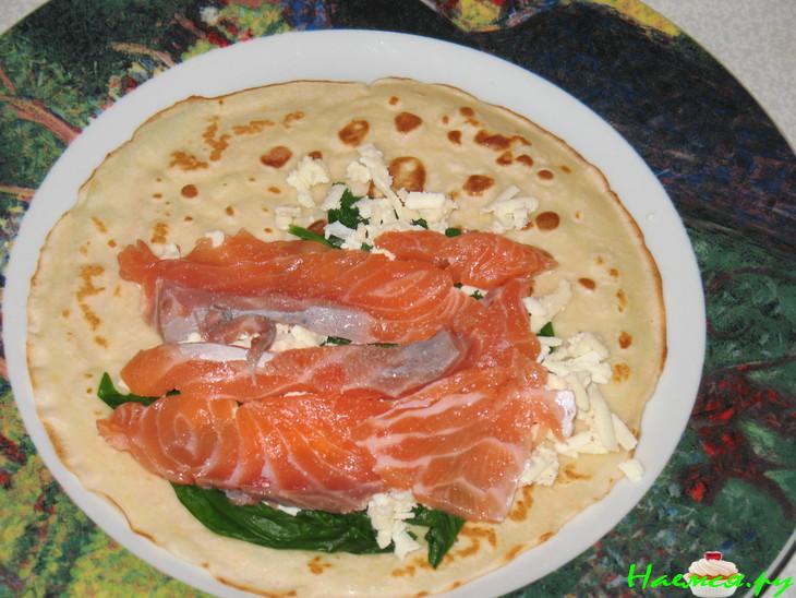 Блинчики с лососем и шпинатом в креветочном соусе