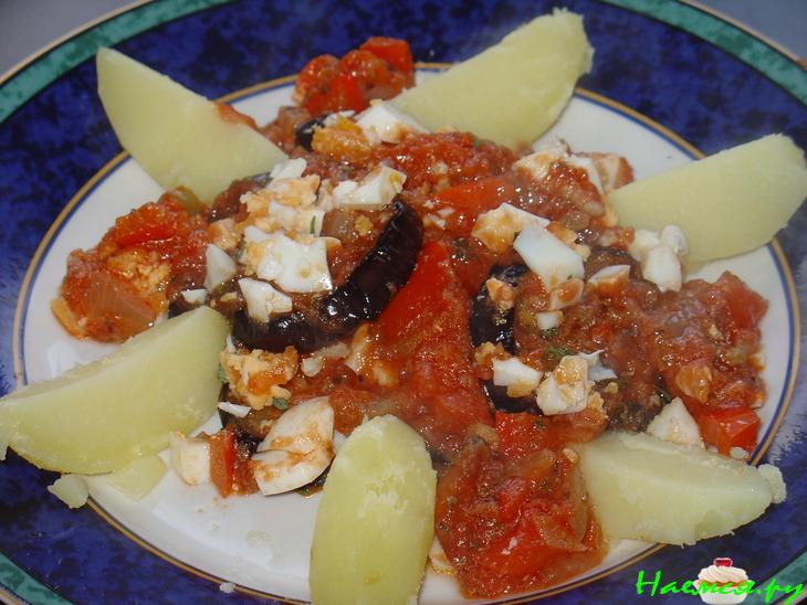 Салат с баклажаном в томатном соусе
