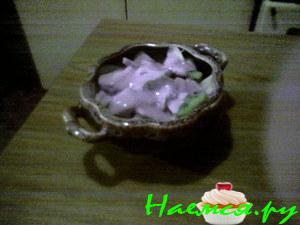 Фруктовый салат заправленный йогуртом