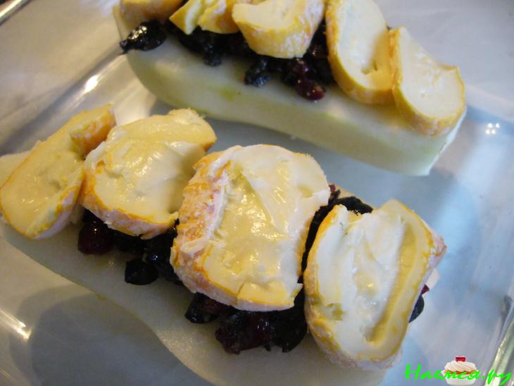 Груши, фаршированные оливково-клюквенной пастой, запеченные под мягким сыром